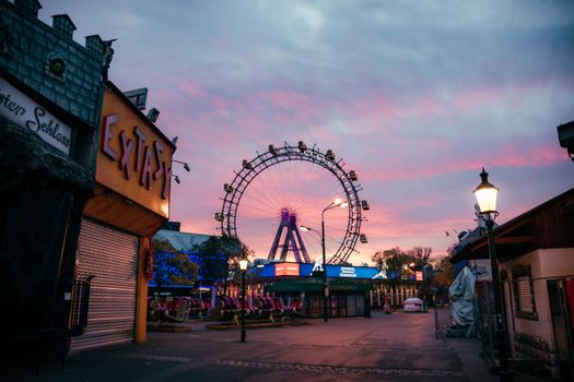 Kermis nieuws op een plein in Nieuws met draaimolen, botsauto's en bezoekers in de avond