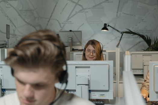 Scherm met contactpagina en bestelgegevens voor linda klantenservice op laptop en smartphone