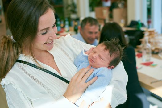 Miranda Rijnsburger met een rustige, stijlvolle uitstraling in een artikel over haar kinderen en gezinsleven met Julio Iglesias