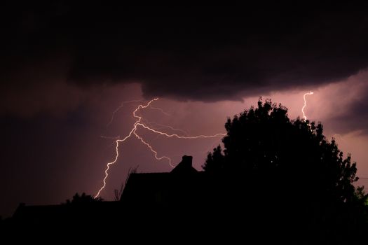 Noodweer in Nederland: waar buien toeslaan en wat nu telt