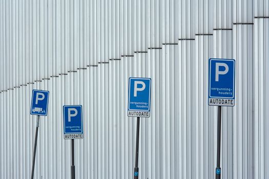 Auto's in een vergunningzone in het centrum van Nieuws, passend bij parkeervergunning nieuws