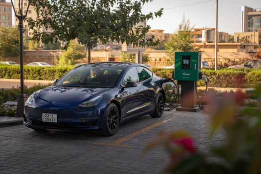 Moderne thuisbatterij in Nederlandse woning met zonnepanelen en energiegrafiek op scherm in 2026