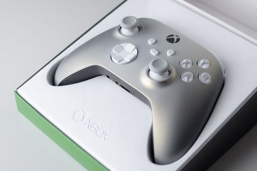 Xbox-controller voor een scherm met gamebeelden en nieuws over releases en hardware in 2026
