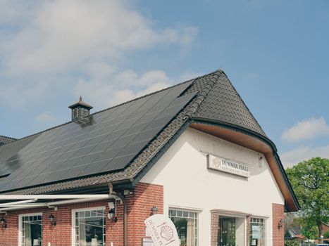 Overzichtsbeeld bij duurzaam nieuws met zonnepanelen, circulaire bouw en een groene stadswijk