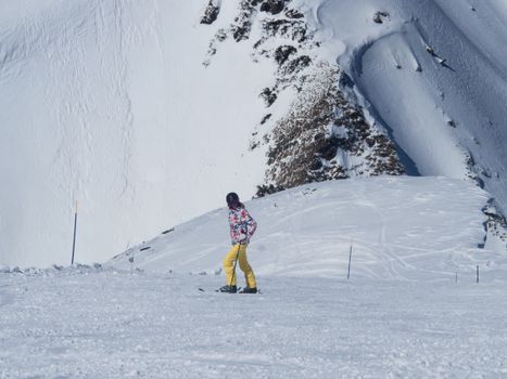 Halfpipe snowboarden vrouwen Olympische Winterspelen 2026 met snowboardster die hoog uit de pipe springt in Livigno