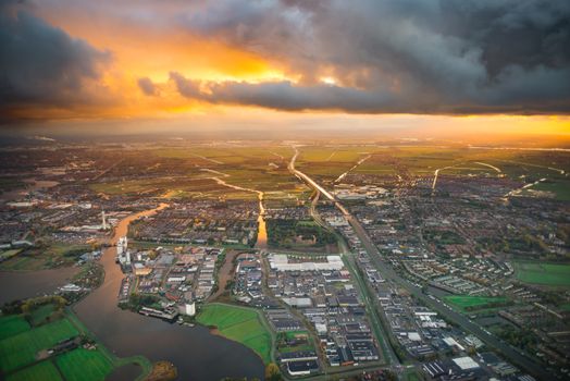 Drukke winkelstraat en verkeer op Hemelvaart 2026 tijdens een vrije feestdag in Nederland
