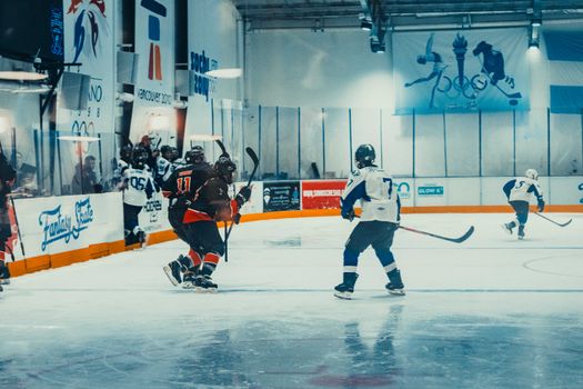 Scorebord en spelers tijdens ijshockey olympische winterspelen 2026 in een volle olympische arena