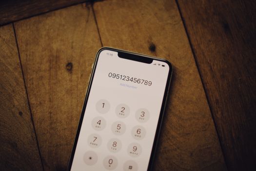 Smartphone met zoekresultaten voor nieuwe telefoonnummer van RTL Nieuws en andere nieuwsredacties