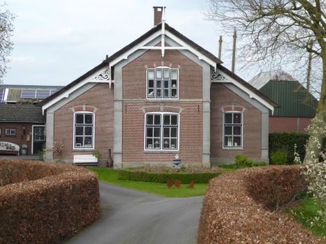 Warme nieuwe woning in landelijke stijl met houten tafel, linnen gordijnen en zachte aardetinten