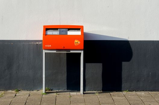 Mobiele telefoon met PostNL contactpagina voor postnl telefoonnummer gratis klantenservice code