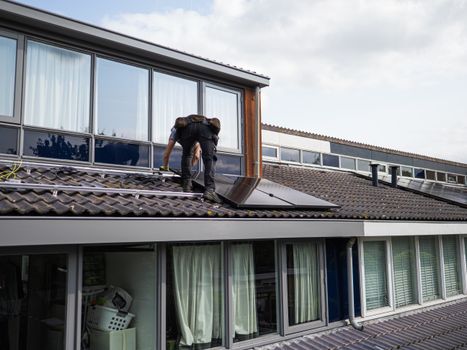 Compacte zonnepanelen met stekker op een balkon van een appartement in Nederland