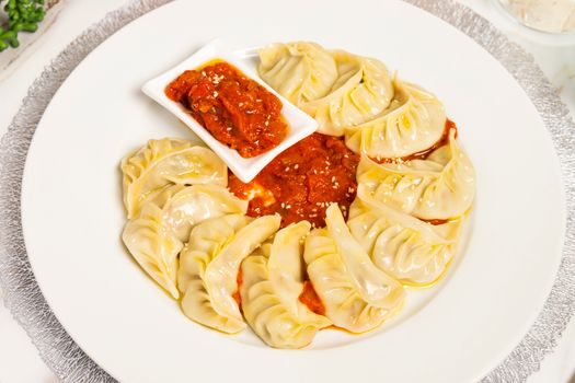 Kom romige witte aspergesoep met ham, ei en bieslook in een diepe kom op houten tafel