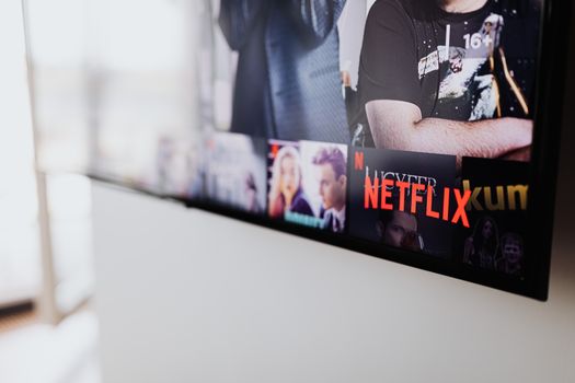 Collage van veelbelovende Netflix-series in 2026 met rode streamingachtergrond en kijkershype