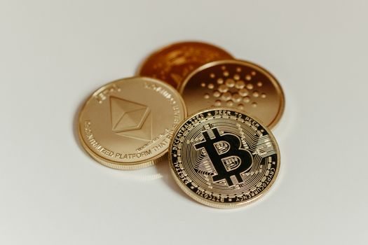 Grafiek op scherm met cardano nieuws en ADA-koers naast vergelijkingen met bitcoin en ethereum