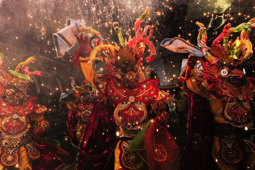 Carnaval 2026 in een Nederlandse binnenstad met verklede feestvierders en vlaggen langs de route