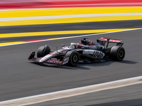 f1 nieuws met Red Bull-auto in de pitstraat en coureurs in de paddock