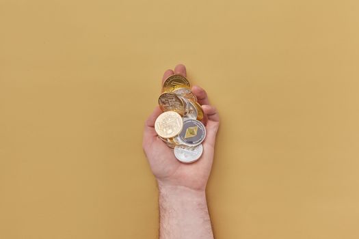 Koersgrafiek van Fetch.ai naast bitcoin en andere AI-crypto op een laptop