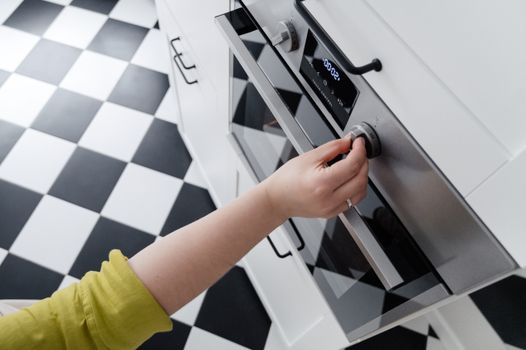 Moderne Nederlandse keuken tijdens verbouwing met nieuwe kastfronten, werkblad en inbouwapparatuur in 2026