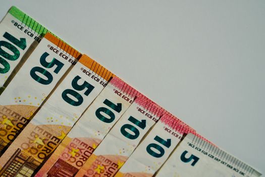 Grafiek met dalende en stijgende lijnen die de relatie tonen tussen ECB-rente, marktrente en hypotheekrente in Nederland in 2026
