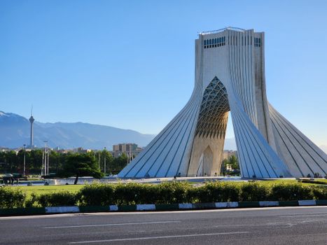Iran nieuws in beeld: skyline van Teheran met verkeer en overheidsgebouwen bij avondlicht