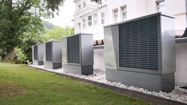 Monteur installeert een warmtepomp bij een woning met uitleg over ISDE-subsidie 2026