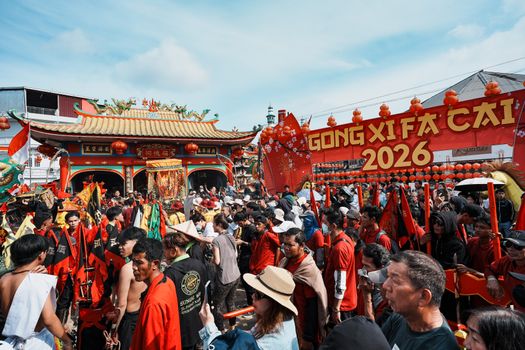 Feestende mensen in oranje outfits op een druk Koningsdagfestival in Nederland in 2026