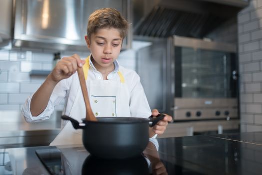 Kip in mosterdroomsaus met sperziebonen en krieltjes op een bord