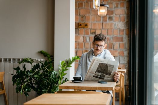 Smartphone met NU.nl lifestyle nieuws naast andere populaire nieuwskanalen op het scherm