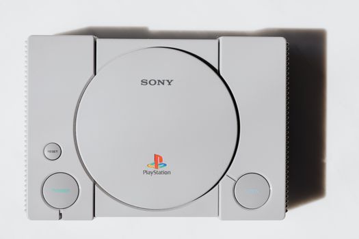 Conceptbeeld van de PlayStation 6 met moderne gameconsole, controller en futuristische blauwe verlichting