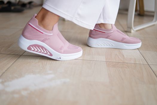 Damessneakers volgens de sneaker trend 2026 met retro runners, suède modellen en metallic details