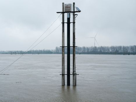 Omgewaaide takken langs een natte weg tijdens storm benjamin in Nederland