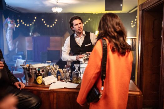 Toine van Peperstraten tijdens een publiek optreden, passend bij een artikel over zijn relatie en privéleven
