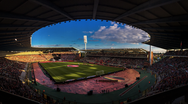 Transfernieuws Feyenoord vandaag bij De Kuip met supporters en stadion op de achtergrond