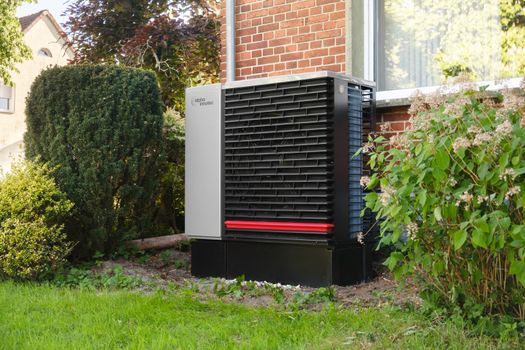 Monteur installeert een all electric warmtepomp bij een Nederlandse woning met focus op subsidie 2026