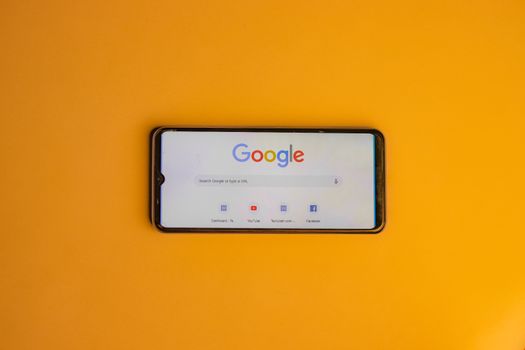 Zoekscherm van Google met Nederlandse nieuwsopdrachten op laptop en telefoon