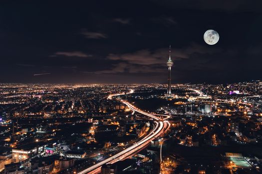 Smartphone met irannieuws live op het scherm en wereldkaart op de achtergrond