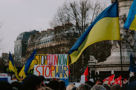 Laatste nieuws oorlog oekraïne op scherm met kaart van Europa en live-updates uit Kyiv