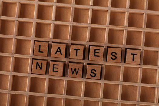 Smartphone met zoekresultaten voor laatste nieuws telefoonnummer op een nieuwssite