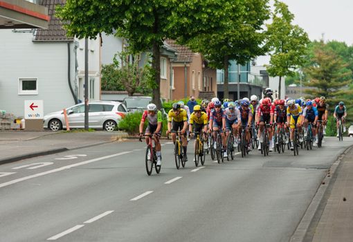 Het laatste nieuws sport wielrennen met renners in een najaarsklassieker op natte finishstraat