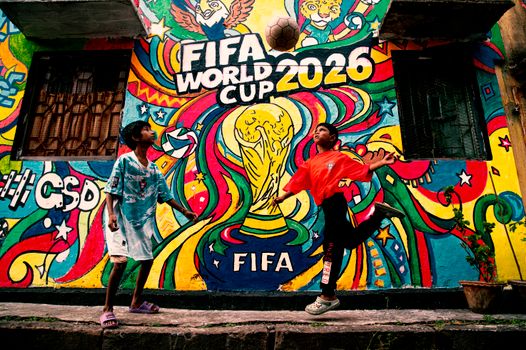 Scorebord met stand fifa wk 2026 en bijgewerkte poules in een vol voetbalstadion
