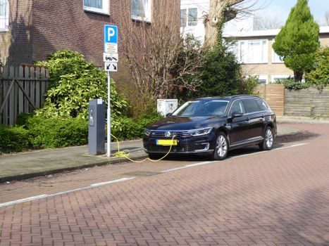 Moderne thuisbatterij in een Nederlandse woning met uitleg over rendement, saldering en besparing in 2026