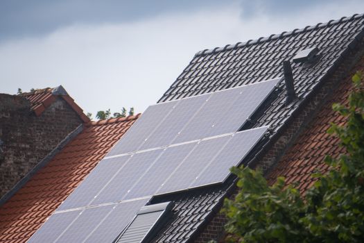 Bewoners bekijken energiebesparende maatregelen in een gezellige woonkamer
