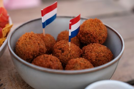 Herfstige food- en lifestyletrends in Nederland met supermarktproducten, interieur en mode-items