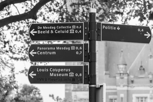Weer maandag met grijze lucht, natte straten en fietsers bij station tijdens de ochtendspits